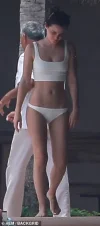 emma-watson-v0-qkhiqj36f81g1.webp