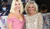Holly-Willoughby-with-her-mum-Lynne-3732373.jpg